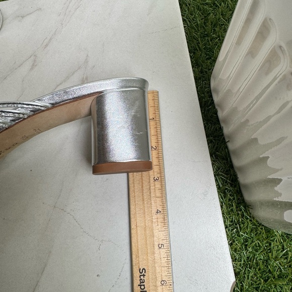 AEYDE
'PEARL' MULTI-STRAP BLOCK HEEL
SANDALS SILVER 39.5 US 9.5 - Picture 14 of 14